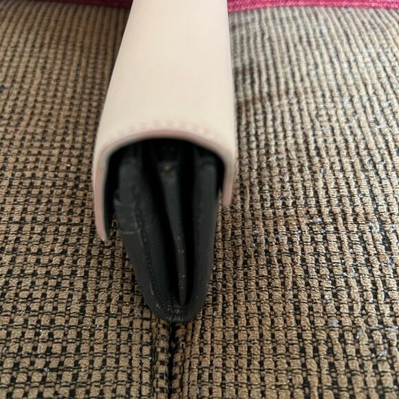 FENDI AUTHENTIC BLUSH PINK AND GRAY LEATHER ENVELOPE CONTINENTAL WALLET - Picture 5 of 10